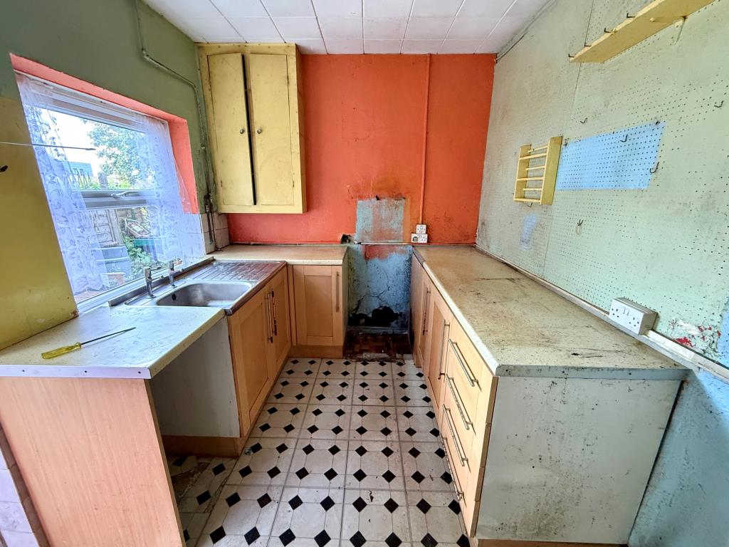 Lot: 87 - MID-TERRACE HOUSE FOR REFURBISHMENT - Kitchen with access to garden
